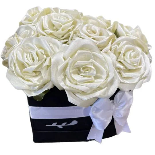 Caja corazon white con rosas de raso blancas